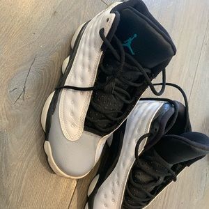 Jordan 13 retro (Barons) SIZE: 4 youth.